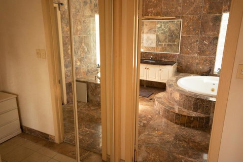 Luxuary Self-contained Living With Spa. - Food Delivery Shop 1