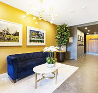 Luxury Apartment Opposite Train Station in Cannon Hill and 17 minutes from the City - Food Delivery Shop