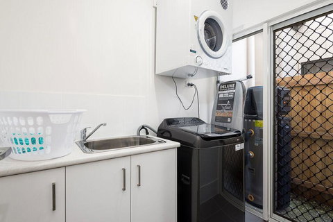 Luxury Home Close To Sleemans, QE2 Hospital & Griffith Uni - Food Delivery Shop 1