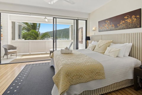 Luxury Marina View Apartment - Food Delivery Shop 1