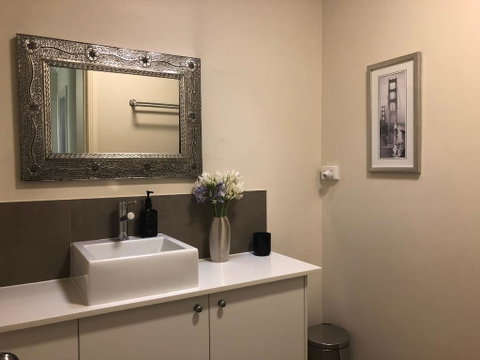 Luxury Room 15mins From Wagga's CBD - Food Delivery Shop 1