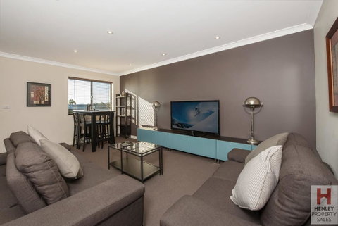 Maison Noir 2 - Well Appointed Modern Accommodation With Mountain Views - Food Delivery Shop 1