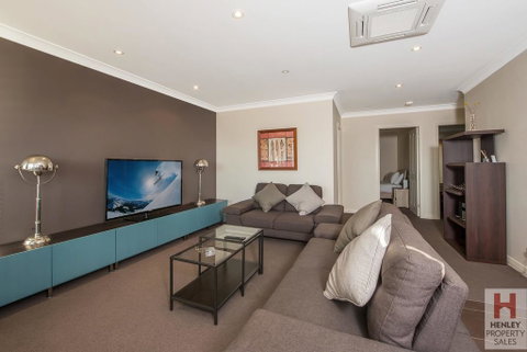 Maison Noir 2 - Well Appointed Modern Accommodation With Mountain Views - Food Delivery Shop 0