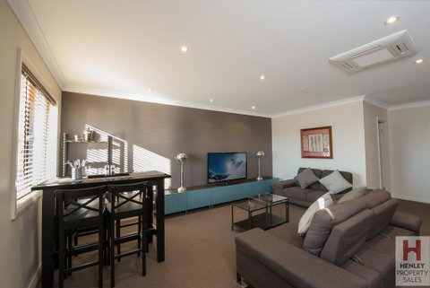 Maison Noir 2 - Well Appointed Modern Accommodation With Mountain Views - Food Delivery Shop 2