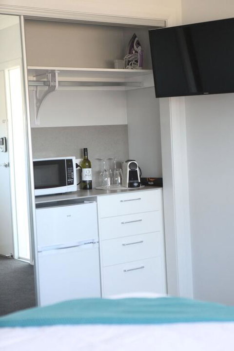 Mala Retreat Chardonnay Studio Immaculate And Comfortable - Food Delivery Shop 3