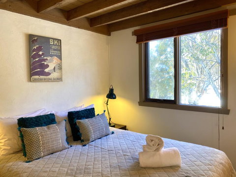 Merrigang Chalet, Dinner Plain - Food Delivery Shop 1