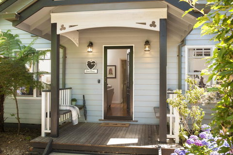 Merrow Cottages - Gatehouse - Food Delivery Shop 1