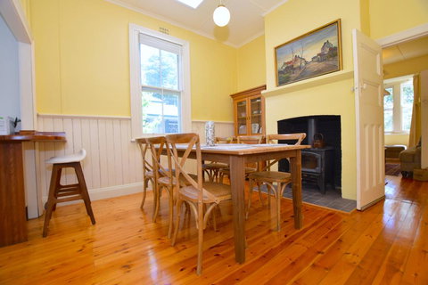 Mintie Cottage On Leura Mall - Food Delivery Shop 3