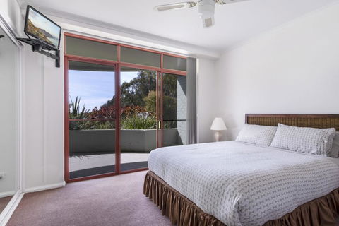 Mitchell Pde 2/1a - Fathoms - Food Delivery Shop 2
