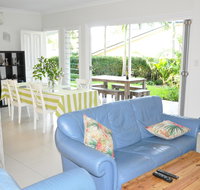 MODERN 3 BEDROOM APARTMENT IN TRADITIONAL QUEENSLANDER  PATIO LEAFY YARD POOL - Food Delivery Shop