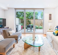 Modern apartment with large courtyard and short walk to Bondi Beach - Food Delivery Shop