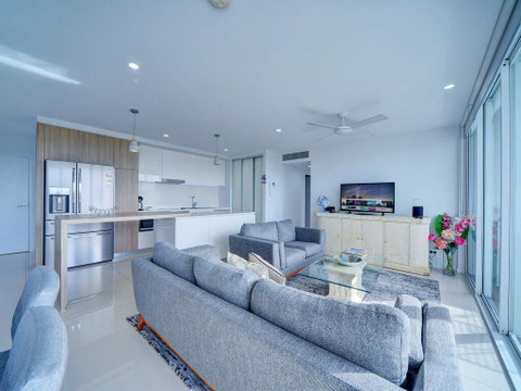 Modern Contemporary Southport Apartment - Food Delivery Shop 2