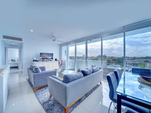 Modern Contemporary Southport Apartment - Food Delivery Shop 0