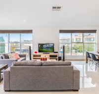 Modern Unit With Balconies Near Melbourne Airport - Food Delivery Shop