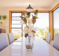 Moonah House-10 mins to CBD  MONA 4BR 2 BATH great view park 3 cars sleep 11 king bed en-suite - Food Delivery Shop