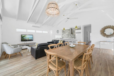 Mudjimba Island Beach House - Food Delivery Shop 1