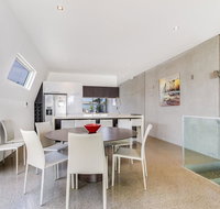 Nautilus 2 Luxury Retreat - Modern beachfront townhouse WiFi water views - Food Delivery Shop