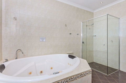 Quality Hotel Bayswater - Food Delivery Shop 20