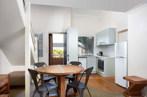 Broadwater Resort Como - Food Delivery Shop 17