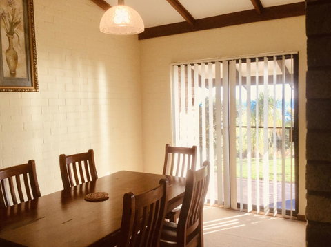 Geraldton Holliday Villas - Food Delivery Shop 29
