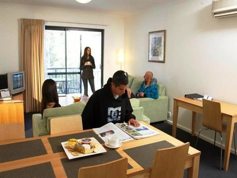 Leeuwin Apartments - Food Delivery Shop 10
