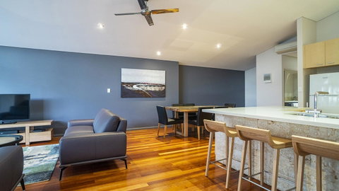 Central Avenue Apartments - Food Delivery Shop 6