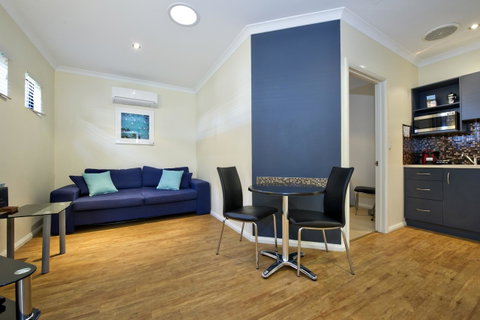 Vintages Accommodation - Food Delivery Shop 25