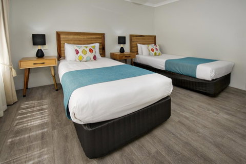 Vintages Accommodation - Food Delivery Shop 9