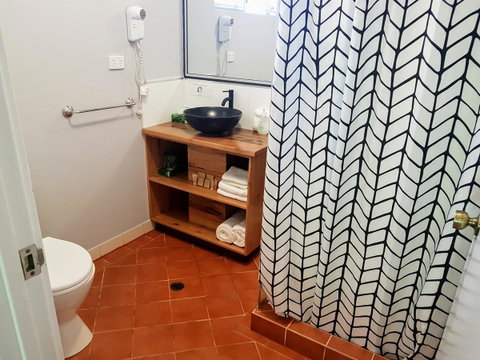 Adamsons Riverside Accommodation - Food Delivery Shop 11