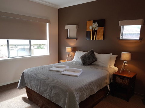 Adamsons Riverside Accommodation - Food Delivery Shop 35