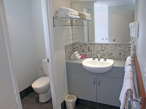 Adamsons Riverside Accommodation - Food Delivery Shop 28