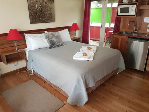 Adamsons Riverside Accommodation - Food Delivery Shop 30