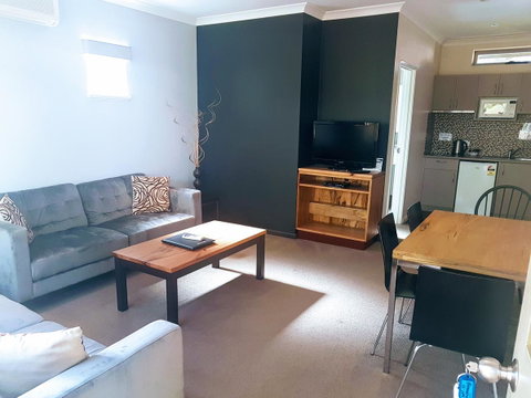 Adamsons Riverside Accommodation - Food Delivery Shop 7