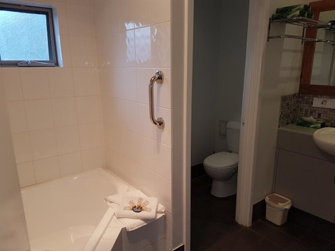 Adamsons Riverside Accommodation - Food Delivery Shop 36
