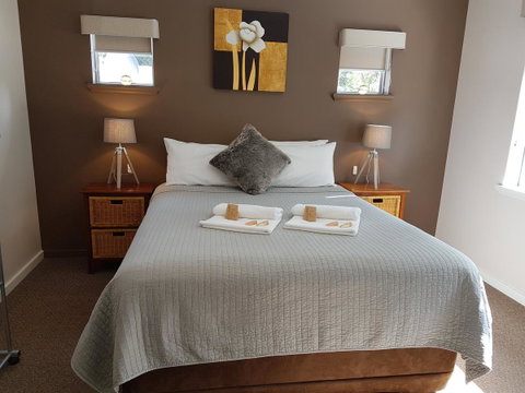 Adamsons Riverside Accommodation - Food Delivery Shop 41