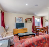 Brilliant neat convenient family-friendly house - Food Delivery Shop