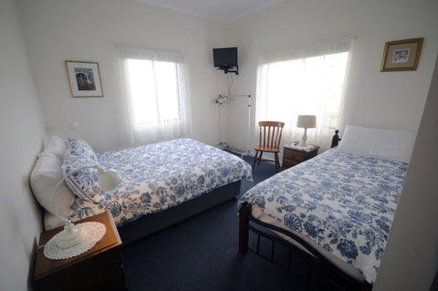 My Place Colonial Accommodation - Food Delivery Shop 43