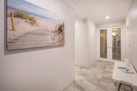 15 Cabot Close - Food Delivery Shop 3