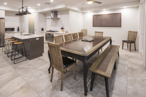 15 Cabot Close - Food Delivery Shop 13