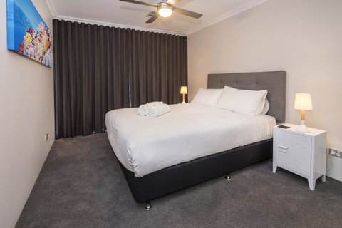 15 Cabot Close - Food Delivery Shop 8