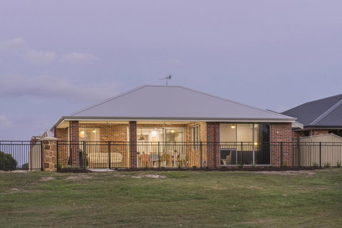 15 Cabot Close - Food Delivery Shop 23