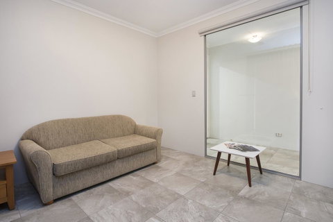 15 Cabot Close - Food Delivery Shop 17