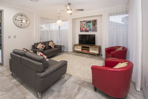 15 Cabot Close - Food Delivery Shop 14