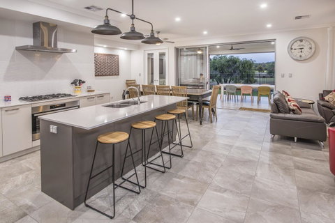 15 Cabot Close - Food Delivery Shop 16