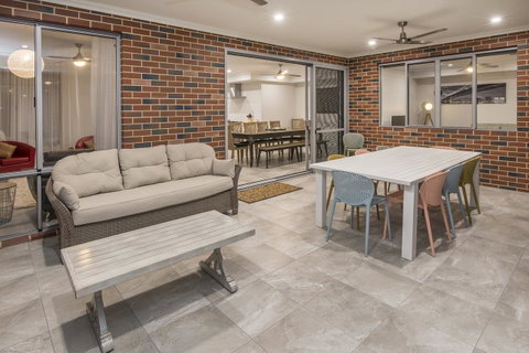 15 Cabot Close - Food Delivery Shop 22