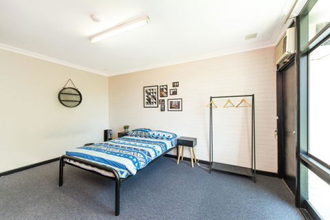 Billabong Backpackers Resort - Food Delivery Shop 9