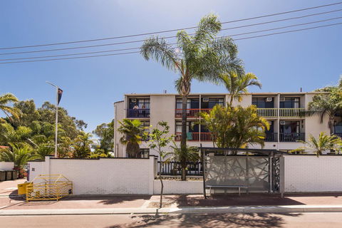 Billabong Backpackers Resort - Food Delivery Shop 33