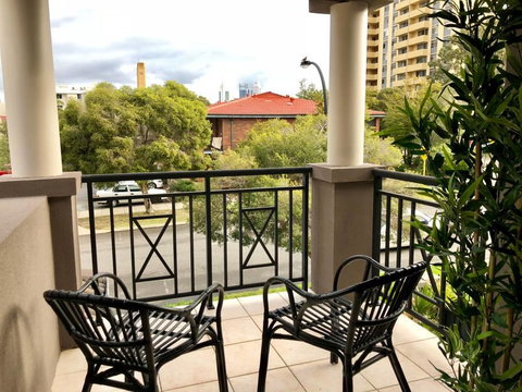 Highgate Modern Home (4 Mins To Perth City) - Food Delivery Shop 18