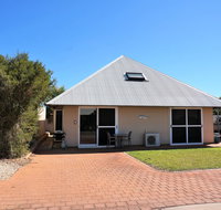 Osprey Holiday Village Unit 103/1 Bed - Perfect short stay apartment with King size bed - Food Delivery Shop