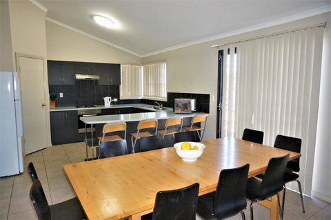 9 Krait Street - Perfect For Large Groups Or Families Alike - Food Delivery Shop 4